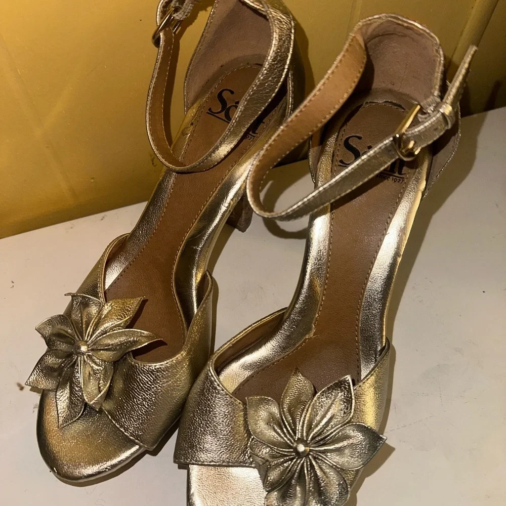 Sofft Metallic Gold Sandals with Floral Design (#96)